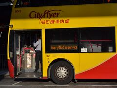 "Sorry！ Not in Service"

日本にも「すみません回送中です」の表示をするバスがありますが、どこに行っても発想は変わらないようです。