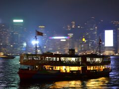 スターフェリーに乗って香港島へ向かいます。こういう船が公共交通機関として多くの市民に利用されているのは興味深いところ。
