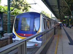香港のディズニーランドリゾートラインは欣澳(Sunny Bay)駅と迪士尼(Disneyland Resort)駅の間、1駅間の折り返し運転です。運営は香港MTR。