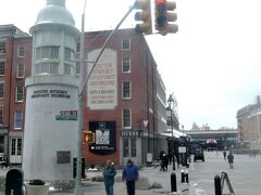 サウス ストリート シーポート（South Street Seaport Museum）は、路線バスの雪跳ねで汚れた窓から撮影した博物館です。
