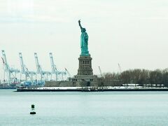 自由の女神像を暖かいフェリー乗り場から遠望しました。

Statue of Liberty National Monument