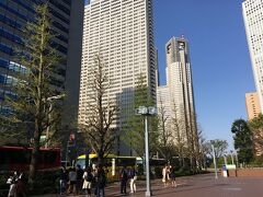 7時半、新宿駅西口、新宿センタービル前でバスを待つ。
風が強い日なのか、それとも単なるビル風なのか、なんだかめちゃくちゃ煽られる。
