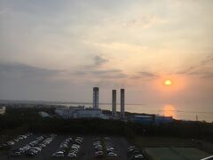 二日目の朝です。
お散歩をしようと思って部屋から廊下へ出ると、なんと廊下の窓から朝日が昇るところが見えました。
こちらが東側だったのか。