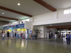 今日は「竹富島水牛ツアー」を申し込んでいます。
10時のお迎えを選択したのでロビーで待っていると、ワンボックスカーで業者さんが迎えに来てくれました。
ホテルから石垣港までは10分くらいかな。
石垣港から船に乗って竹富島へ向かいます。
ツアー代は一人2,400円です。