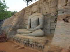 ガル ヴィハーラの仏像群　　パラークラマ バーフ１世の造営

坐像の高さは4.6m。
瞑想をしている仏陀の像。