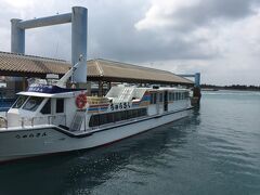 安栄観光の高速船で竹富島まで15分。
風を感じる二階席に乗れました。
そんなに揺れることもなく無事到着。