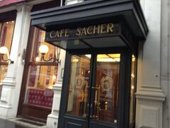 朝ご飯を食べにCafe Sacherへ。
08:00すぎに着くように行ったので、比較的空いていました。
ただし、わたし含め4組中3組日本人だったのは…。苦笑