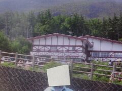 新五合目より雲の間より微かに富士山頂が見えます。