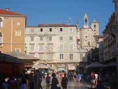 ディオクレティアヌス宮殿の西側にも旧市街が広がっています。
その中心部、ナロドニ広場。右奥の鐘楼の中ほどにある時計がすっごいクラシック。