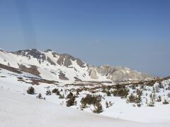 浄土平からの写真です。まだ雪がだいぶ残っていました。磐梯吾妻スカイラインも桜の季節に合わせて開通しています。今回も前日の雪で、除雪作業のため１３時まで閉鎖されていました。