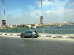 リングロードを通り、ナイル川にかかる長い橋を渡り、ギザにむかいます。
カイロ国際空港やカイロはナイル川の東側　ギザは西側になります。