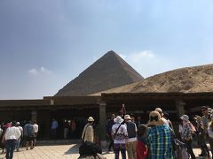 やっと、お待ちかねのギザの三大ピラミッドに着きました。
ギザの街に入るとあちこちの建物のすきまからピラミッドが見えてきます。
ここは、三大ピラミッドエリアに入るチケット売り場の前です。
やはり、セキュリティチェックがあります。
ピラミッドの内部に入るのは、別に入場券がいります。