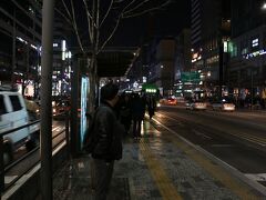 が、この運転手の運転の荒いこと。
だいたい韓国のバスは運転が荒いのですが、この運転手も相当です。
で、先ほど腹いっぱいにしてしまった私。
乗って１０分ほどで乗り物酔いです。
外の景色を見ても、目をつぶってもど～にもなりません。

新村近くまで我慢できましたが、地下鉄のあるバス停で降りることに。
そこで、やっと落ち着いたものの、鍾路３街まで帰り歩道を歩いている時に
放出（キラキラ）してしまいました。
せっかく食べたケジャンはすべて植え込みと、用水にリバース。。。

そんな最後で２日目が終わりました。