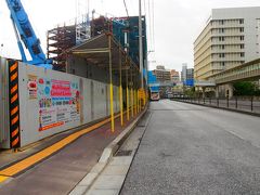 那覇バスターミナルは現在工事中ですので、少々圧迫感。
壁にバスの路線図や乗り場が丁寧に書いてあるので親切でしたよ。