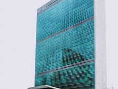 国際連合本部ビル（United Nations Headquarters）

今日は土曜日につき、見学コース、売店、郵便発送などのために入館出来ないことはわかっていました。
しかし、周囲の万国旗も下ろされているとは想定外でした。
また、公園のようになってアートの置いてある場所にも入れませんでしたが、柵の間から見ることは出来ました。。。

