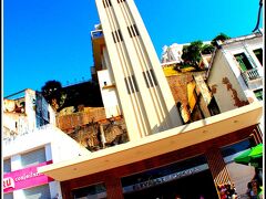 【バイーア州の州都：サルバドール】

この光景はこの街を象徴する『ラセルダエレベーター(Elevador Lacerda)』

市庁舎や旧市街がある高台（Tomé de Sousa Square）と港に繋がる下界（Cayru Square）を簡単に行き来できるようにしたエレベーター。

造られたのはなんと144年前の1873年!!

高さは72メートル。人が乗る箱が4-5個あり、かなりの輸送能力、24時間稼動している....らしい.....です。