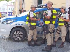 【バイーア州の州都：サルバドール】

警官達が重装備で見守ります。明るい時間は安全です。