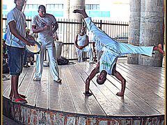 【バイーア州の州都：サルバドール】

これはブラジル黒人文化発祥の格闘技ダンス：「カポエラ」です。

カポエイラは黒人が奴隷の時代、雇い主にばれないようダンスのふりをして修練した格闘技といわれています。手を縛られた奴隷が、拘束された状態で鍛錬した為、足技を中心に発展したんだそーです。

格闘技というより、見た感じの正直な感想は「ジャーニーズ」系ダンス....くるくる、クルクルと空中を飛び回ります....


写真：私のカメラのシャッター音に、連中は反応（ガン見！）。チップ！チップ！とダッシュで寄ってきました。この辺りがサンパウロやその以南のブラジルとは違って....「あさましい」.....。風流じゃありません.....。