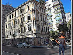 【バイーア州の州都：サルバドール】

「...朽ちたビルとバイーア娘...」