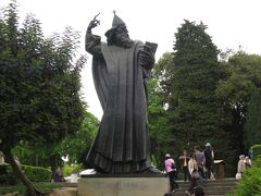 【グルグールの像】
クロアチアの彫刻家イヴァン・メシュトロヴィッチが制作した
クロアチア語の父と呼ばれるグルグール司教の巨大な像がたっています。

先ほど見た【洗礼室】の洗礼者ヨハネの像もイヴァン・メシュトロヴィッチの作品です。