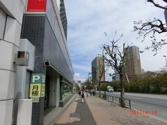 飯田橋駅から市ヶ谷駅までの江戸城外堀跡は、
随分広い堀です。

