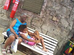 【バイーア州の州都：サルバドール】

ここは、メルカードの中なので、おばあちゃんといっしょ.....ノ～ンビリしています...