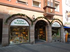 ニュルンベルク
クリスマス用品やくるみ割り人形など木のおもちゃのお店「Kaethe Wolfahrt(ケーテ・ヴォルファルト)」。
ローテンブルクに本店があります。