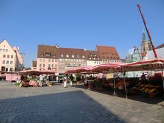 ニュルンベルク
フラウエン教会前の中央広場。
青空市場が開かれています。