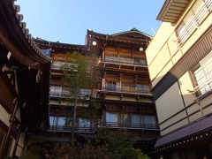 改めまして

本日のお宿、「金具屋」さんでございます。

温泉街は車1台がやっと通れる狭い坂道。

当然、駐車場は離れております。荷物を降ろし車を預けました。