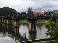 スコールが去るのを待って、バイクタクシーで映画『戦場にかける橋』の舞台の橋に来ました。