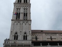 トロギールの聖ロブロ大聖堂。滞在45分では鐘楼に登れず(涙)
