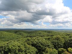 釧路市湿原展望台から眺めた釧路湿原です。正直に言うと、思っていたイメージと違い、湿原を流れる川などは見えません。しかし、釧路湿原の広大さを堪能できると思います。そして展望台にはお土産を販売しているコーナーがあります。