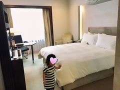 タクシーでホテルまでひとっ飛び。通常15時チェックインでの予約でしたが、体調が心配でアーリーチェックインをお願いしました。
ダブルのお部屋。母娘ですから無問題。ありがとうございます…