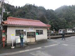 ひたすら江の川沿いをゆっくり走る三江線、口羽駅ですれ違いもあり長時間停車します。