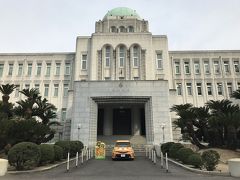 荷物だけホテルに預けてまずはじめにやってきたのは松山県庁舎。

見事な左右対称。1929年、木子七郎の設計です。
