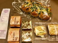 途中でパン屋があったので、葱バターパンとパイナップルケーキを購入。
ここのパイナップルケーキ、どうやら有名だったらしいです。