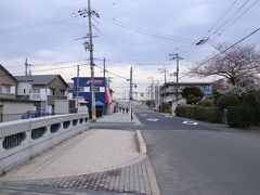 朝7時に家を出発。まずは京阪の「八幡市」駅にやってきました。
駅から続く一本道を木津川方向へ歩きます。