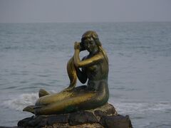 サミラ・ビーチの突端にある人魚像。
