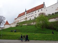 Hohes Schlossホーエス城へ。
土手一面にタンポポが。