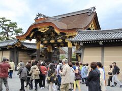京都御苑を出て、20分ほど歩いて二条城へやってきました。
