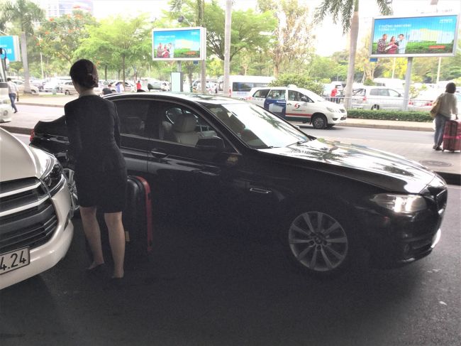 ホーチミン空港では、ホテルからお迎えの車を頼んでおきました。<br /><br />一人でタクシーに乗る自信がなくて。。。