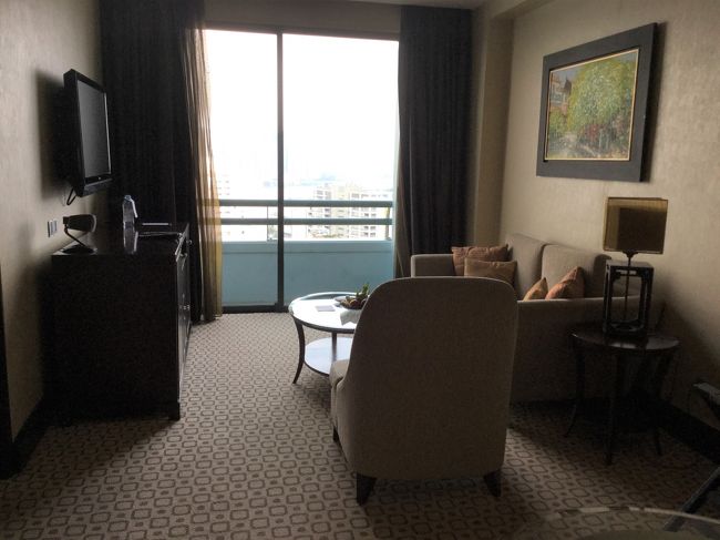 シェラトンサイゴンのグランドタワーをＳＰＧから予約しておきました。<br /><br />コネクティングルームのせいか、ベットルームに入った瞬間、隣の部屋のテレビの音が聞こえてきて・・・・