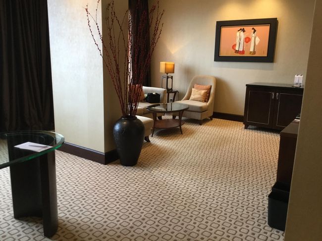 ベルボーイのお兄さんに話したら、マネージャーがすぐに新しいお部屋を用意してくれました。<br /><br />スィートにグレードアップです！<br />この手際のよさは、さすがにシェラトンです。