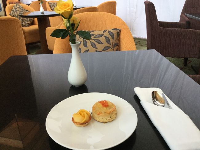 アフタヌーンティの時間でしたので、5階のラウンジで、早速、お茶です。<br />冷たいベトナムコーヒーを作ってもらいました。<br /><br />左側のマンゴータルトが美味しかった！