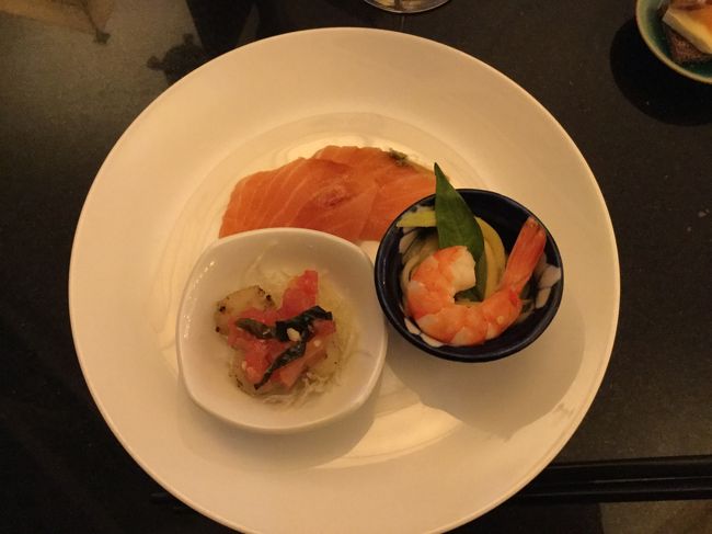 街歩きをしに外にでたのですが、あまりの暑苦しさに　5分で退散してしまいました！<br />３６度ですって！<br /><br />そして、ラウンジに行ったらカクテルタイムになっていました。