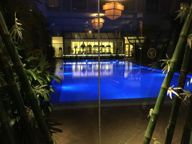 ５階のラウンジをでたら、プールがライトアップされていました。<br /><br />そして、一日が終わったのでした。<br /><br />雑貨やさんめぐりは　明日にしましょう・・