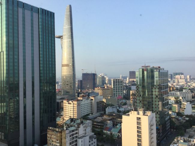 朝です。<br /><br />天気予報では、曇り/雨　でしたが、晴天です。<br />見るからに暑くなりそうな予感。のち、的中！