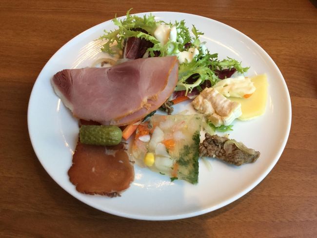 開放感があるサイゴンカフェで朝食です。<br /><br />運よく窓際の席に案内されて、道ゆく人々をながめながら、食べられました。