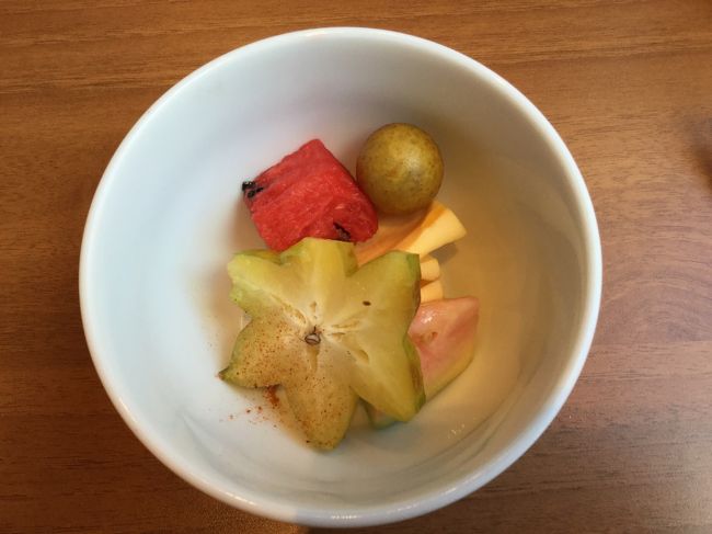 マンゴーはありませんでしたが、初めておいしい！と思えるスターフルーツに出会いました！みずみずしくて、あまくって、サッパリして全くすっぱくありません。<br /><br />となりのうすいﾋﾟﾝｸいろのはグアバです。う～ん、味が・・・ない？！<br /><br />ジャックフルーツも甘くておいしかったです。<br /><br />スターフルーツにかかっているのは、ベトナム人が好んでフルーツにかける香辛料です。（名前はわかりませんが、少しからくってしょっぱいものです。）