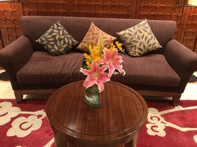 一階のエレベーターホールに飾ってあった花です。<br />ベトナムらしく、ゆりにランの花があしらってありました。